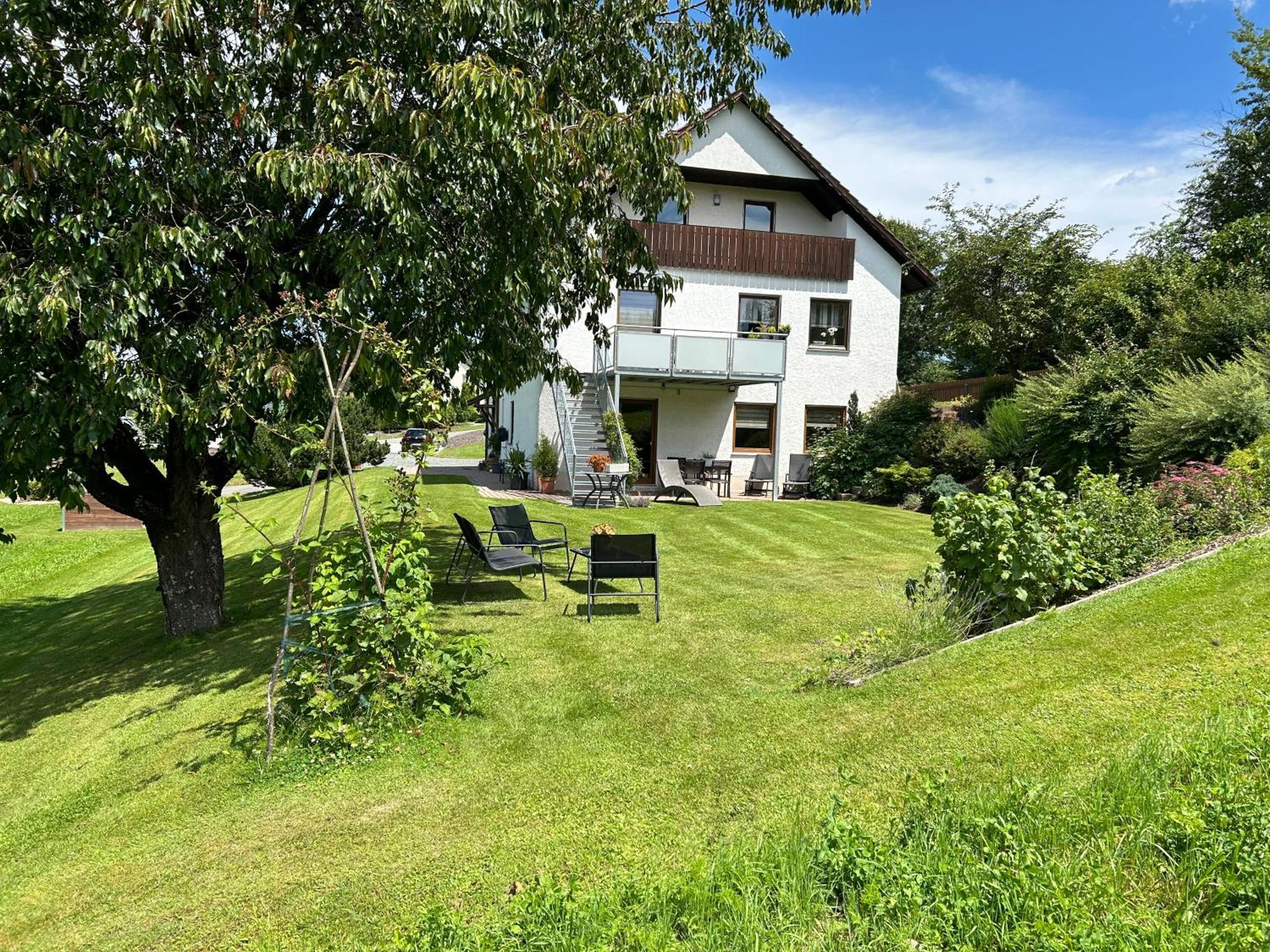 Ruhige Ferienwohnung Mit Terrasse Fuer 2 Personen フォーエンシュトラウス エクステリア 写真